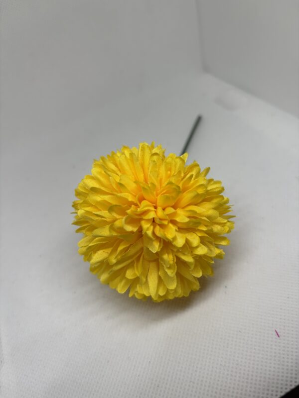 Pompón pequeño amarillo