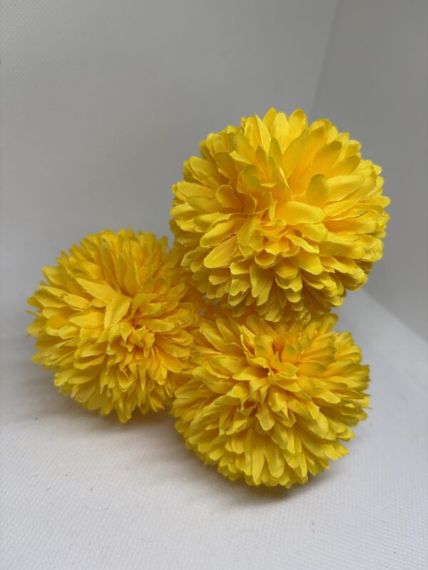 Pompón pequeño amarillo