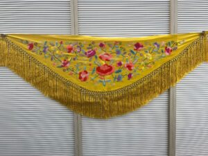 Mantón Marisol mostaza