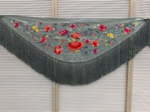 Mantón Marisol gris