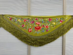 Mantón Marisol oliva