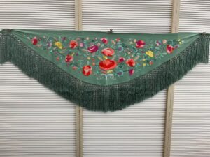 Mantón Marisol verde jabonoso