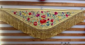 Mantón Marisol amarillo pastel