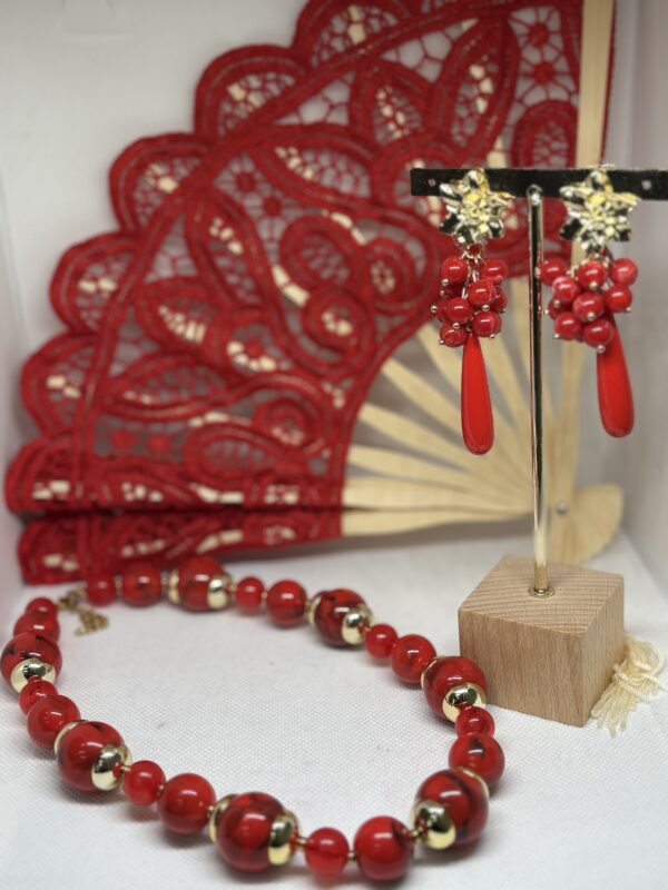 Collar de bolas rojo