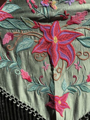 Mantón Dalia verde jabonoso